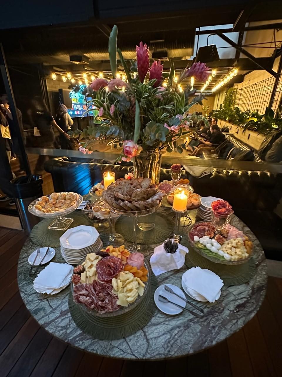 Mesa de evento ao ar livre com arranjo floral