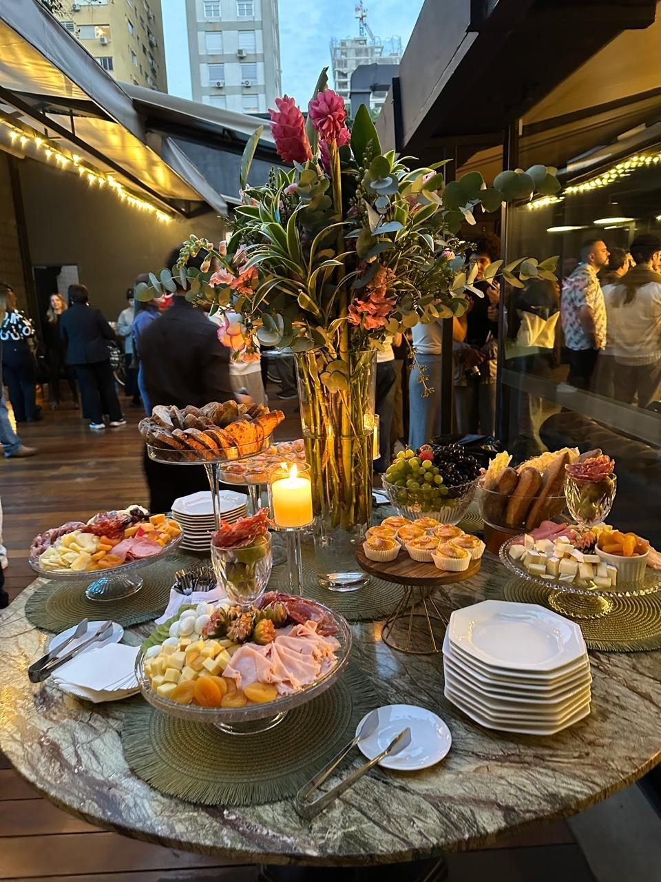 Buffet com pães, quiches e frutas