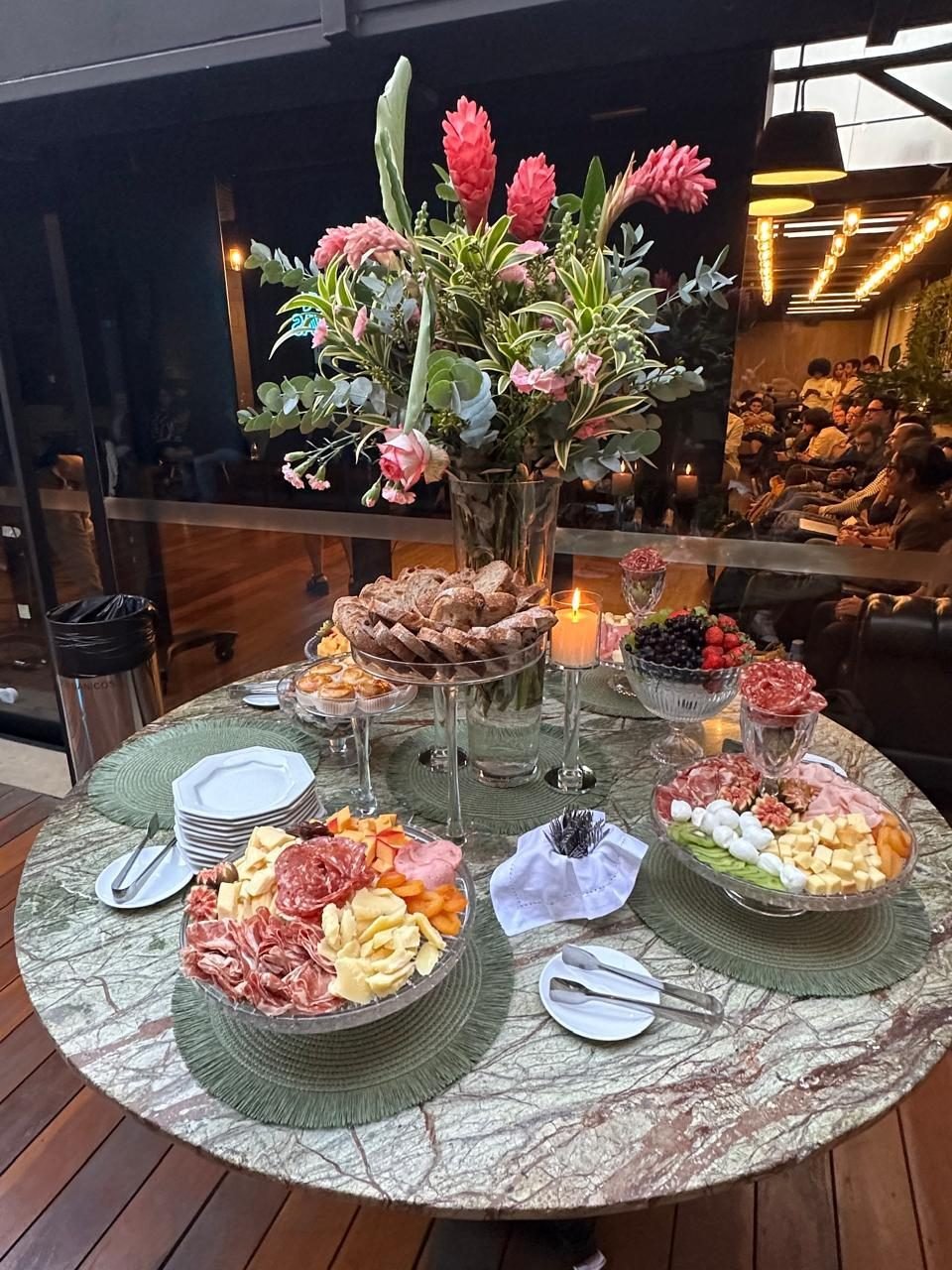 Mesa de evento ao entardecer