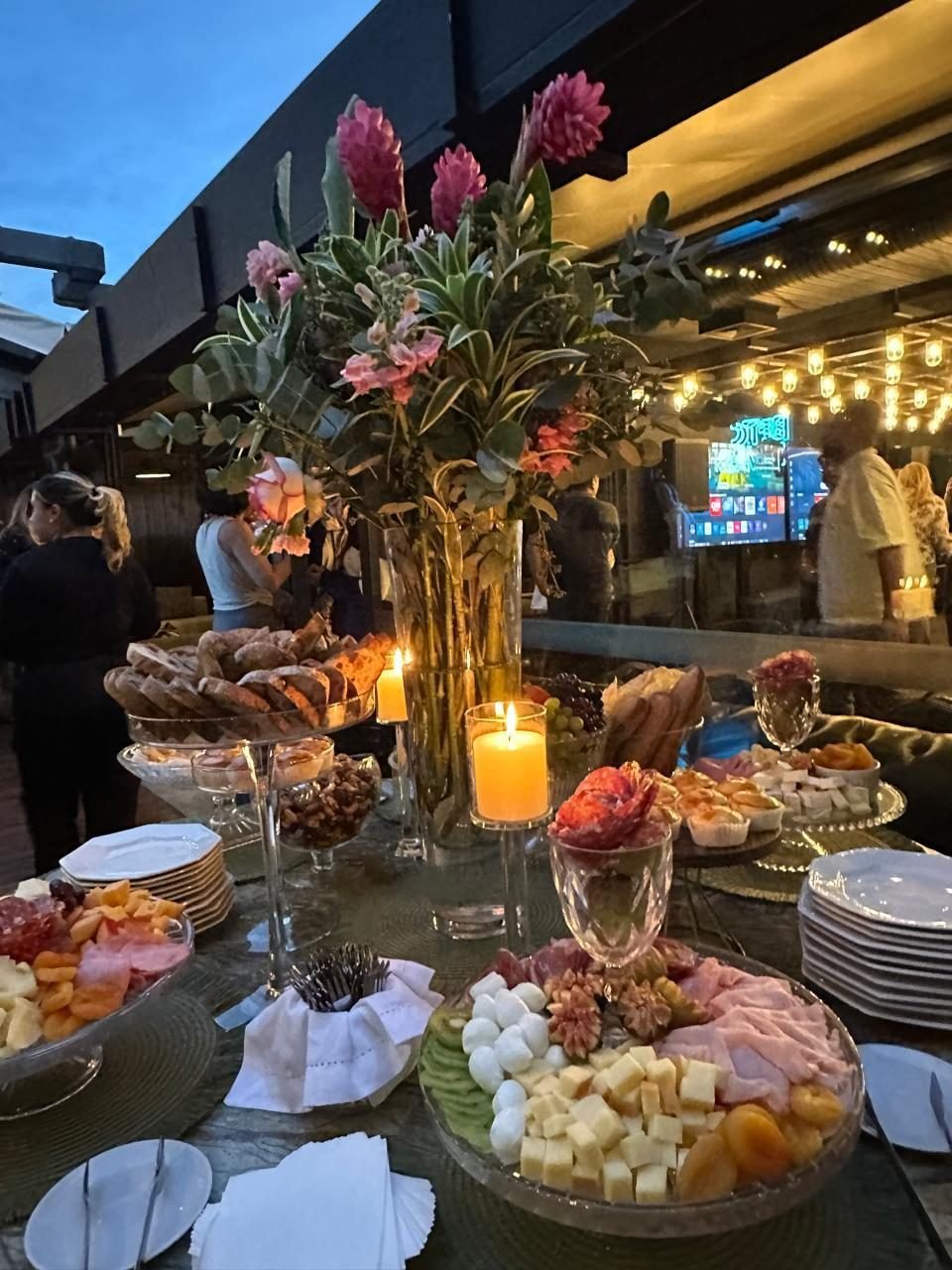 Mesa de evento com pães artesanais e frutas vermelhas